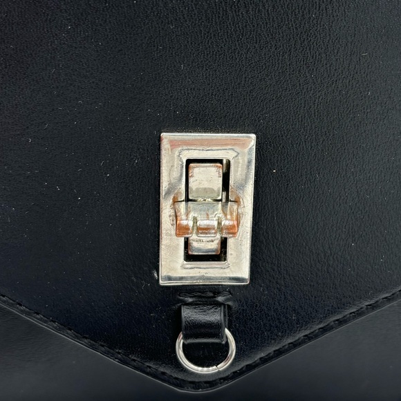 DREAM CONTROL New York Chain Strap Crossbody - Picture 3 of 15